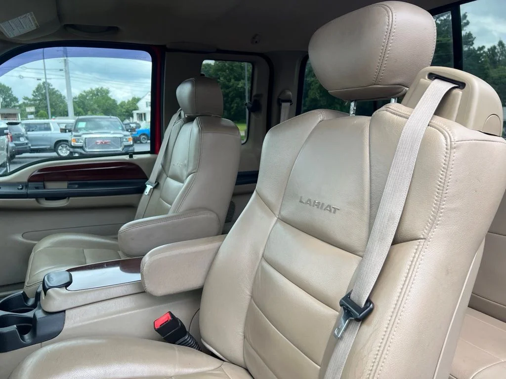 Used 2005 Red Ford  image 9