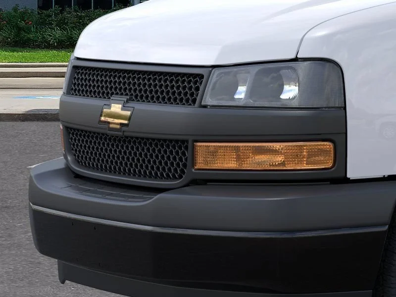 New 2025 Summit White Chevrolet WT image 13