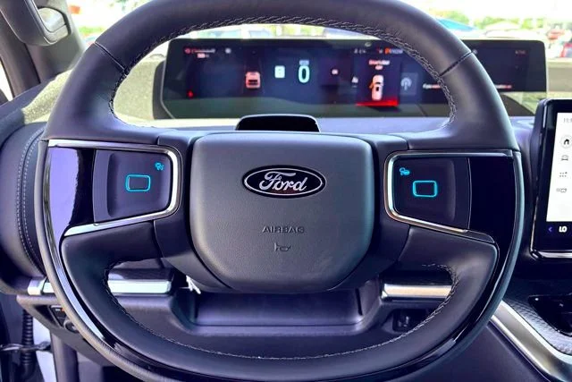 New 2025 Space Silver Metallic Ford Platinum image 10