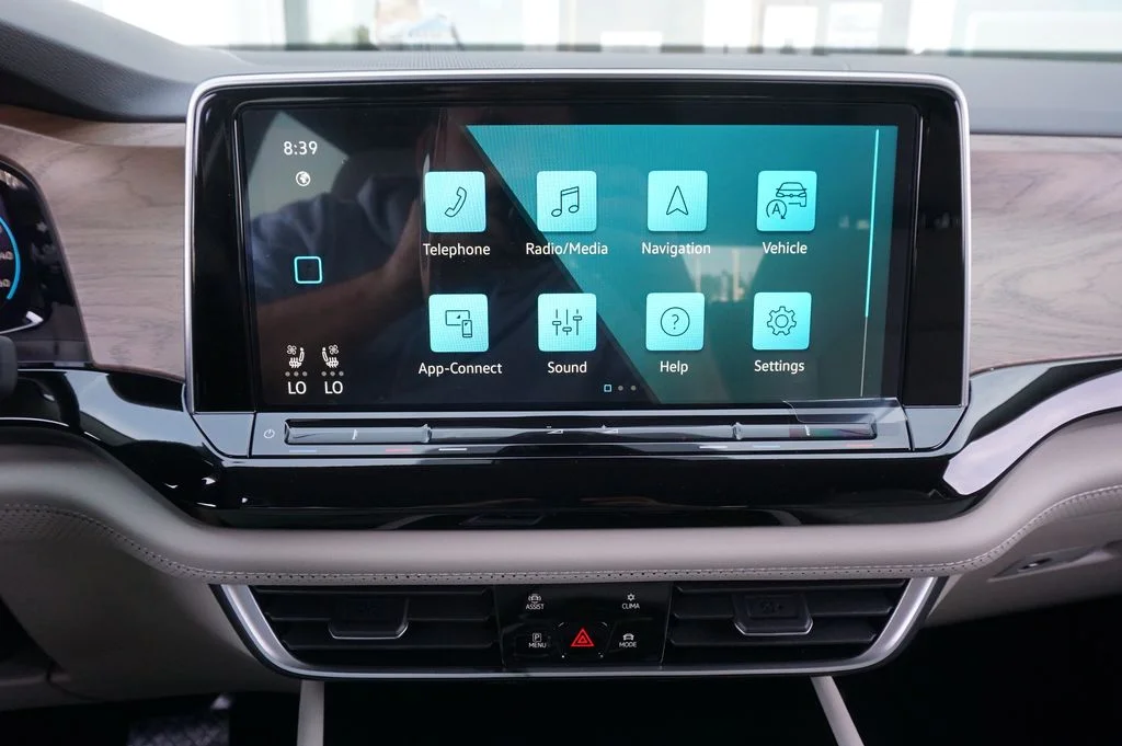 New 2026 Silver Volkswagen SE w/Technology image 16