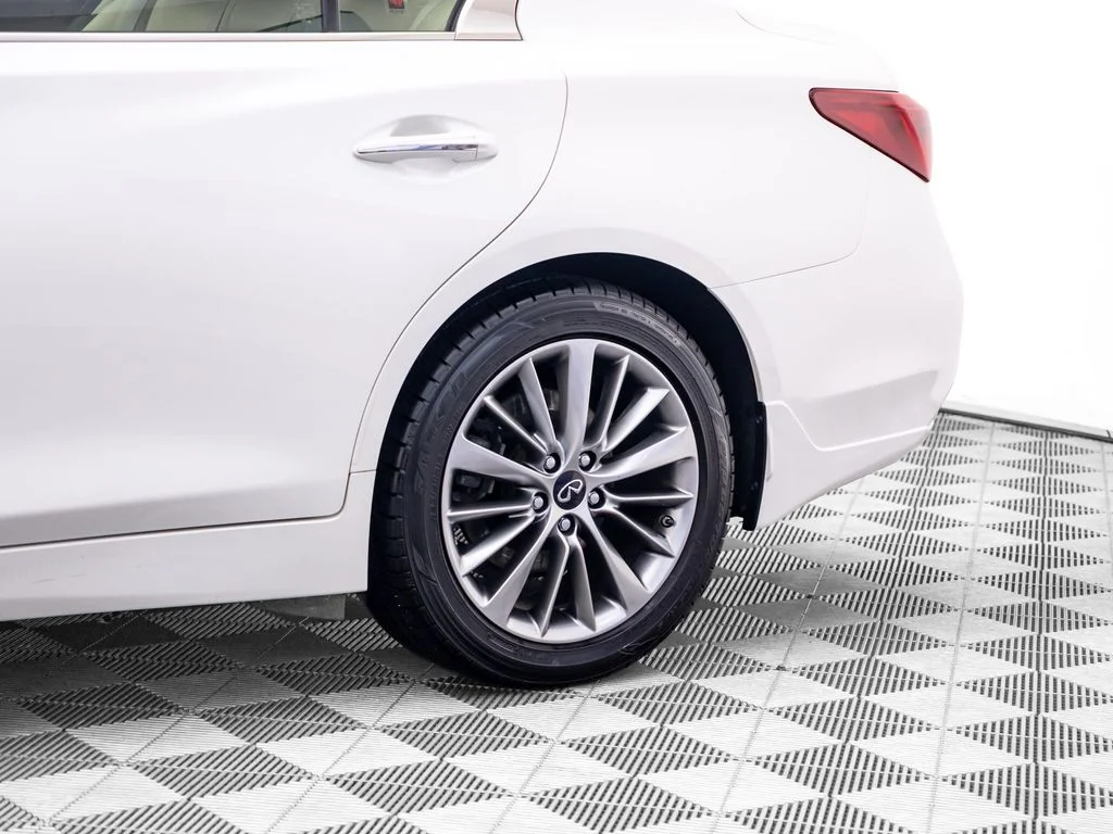 Used 2023 White INFINITI LUXE image 32