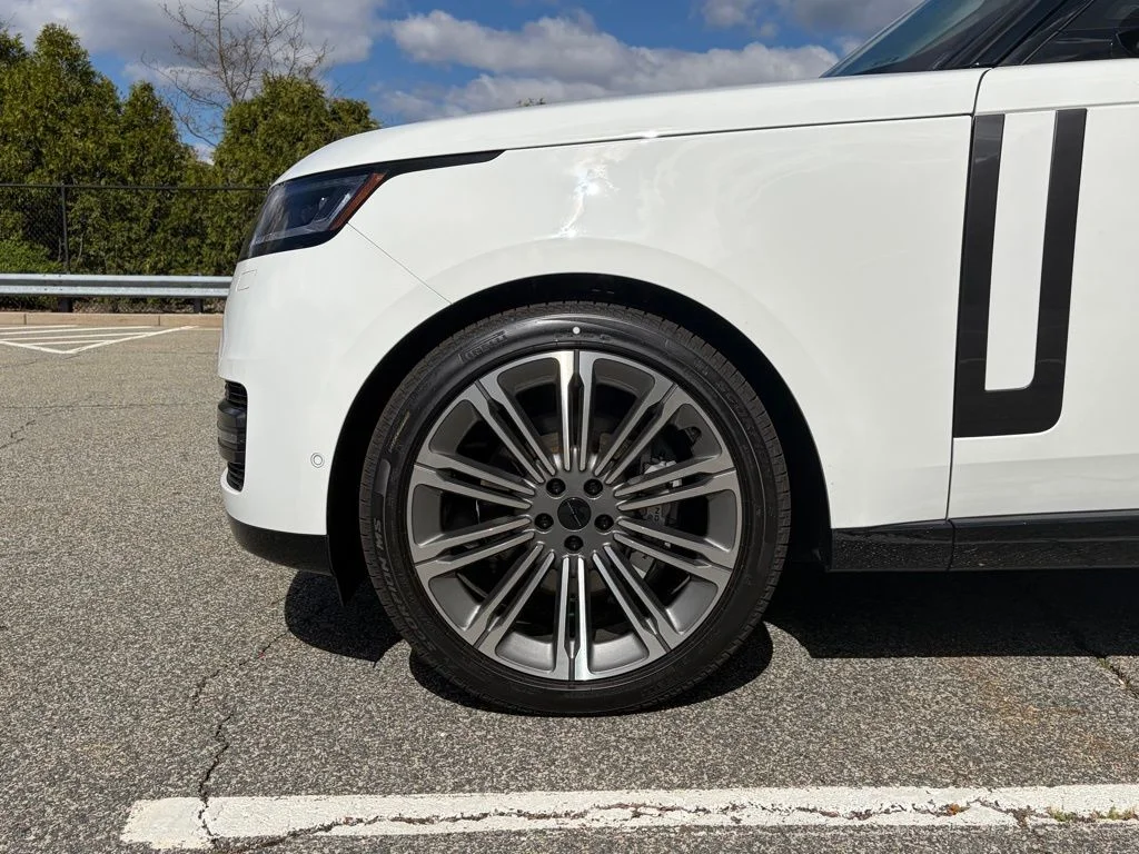 New 2026 Fuji White Land Rover SE image 4