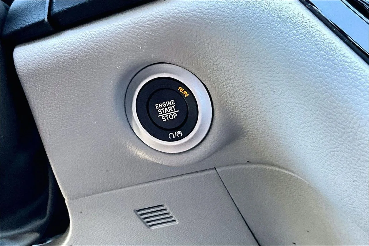 Used 2024 Silver Chrysler Touring L image 27