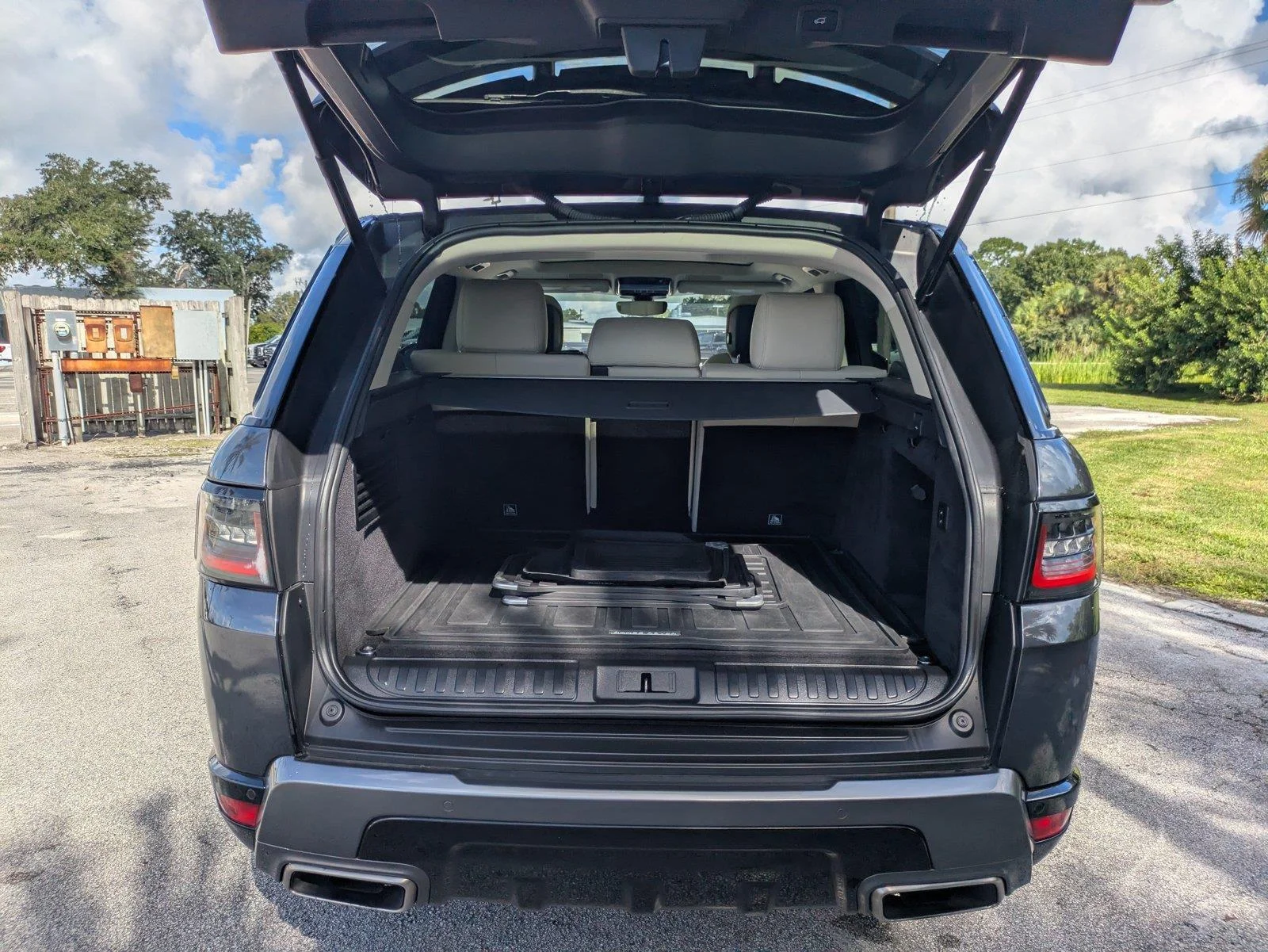 Used 2021 Carpathian Grey Land Rover HSE Silver Edition image 13