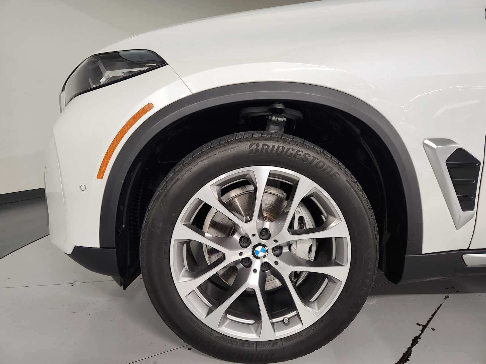 Used 2024 Mineral White Metallic BMW xDrive40i image 11