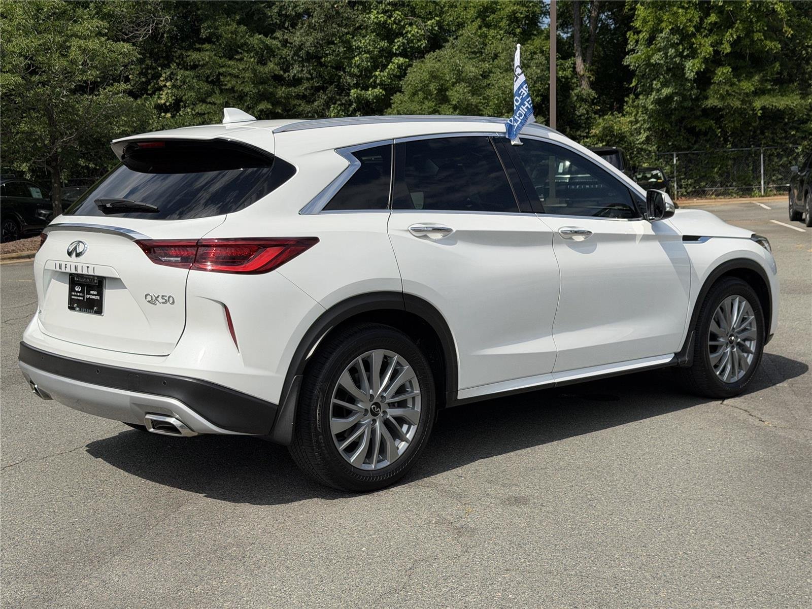 Used 2024 Radiant White INFINITI LUXE image 30