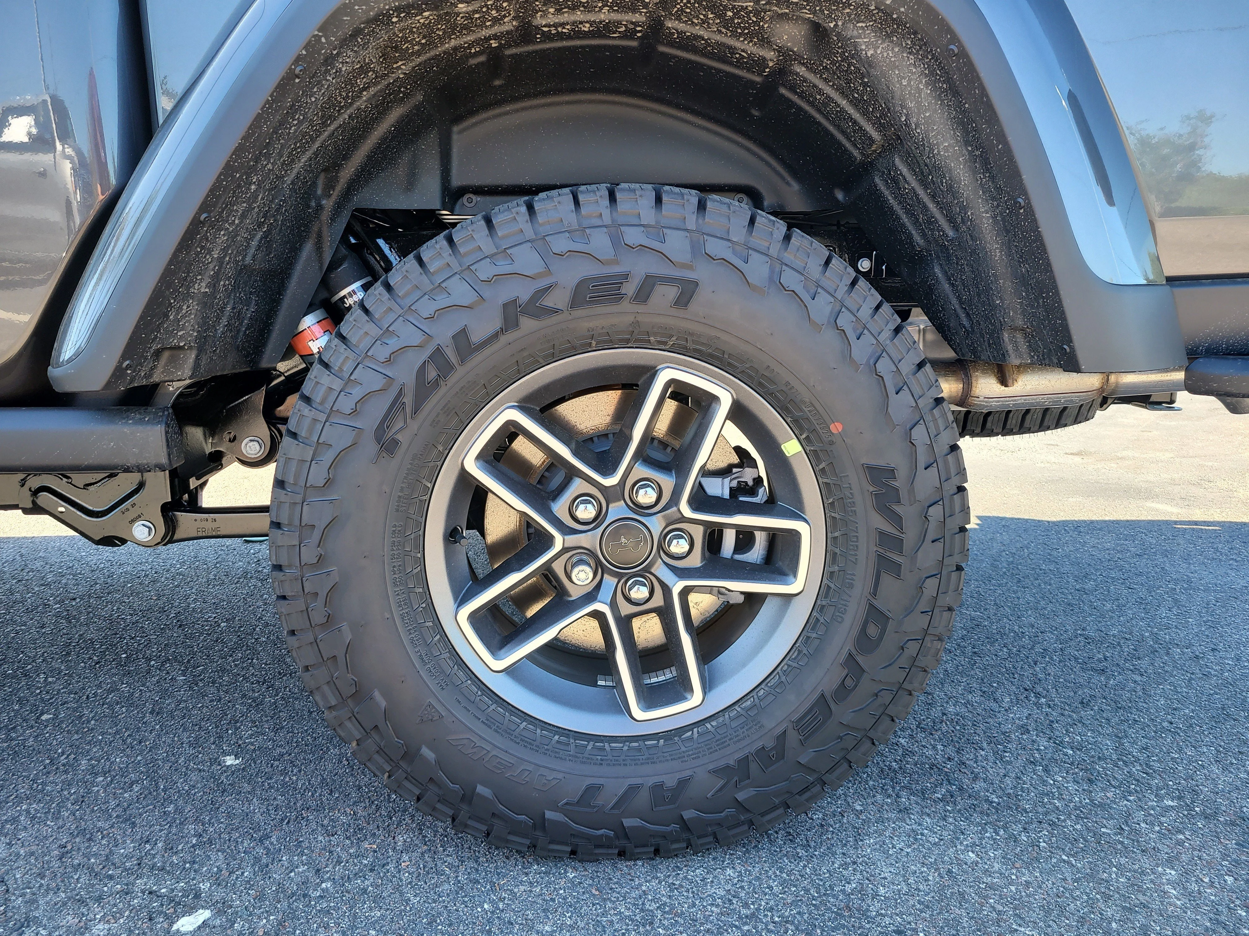 New 2026 Granite Crystal Metallic Clearcoat Jeep Mojave X image 9
