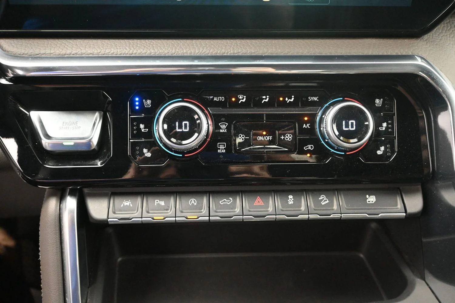Used 2024 White Frost Tricoat GMC Denali image 34