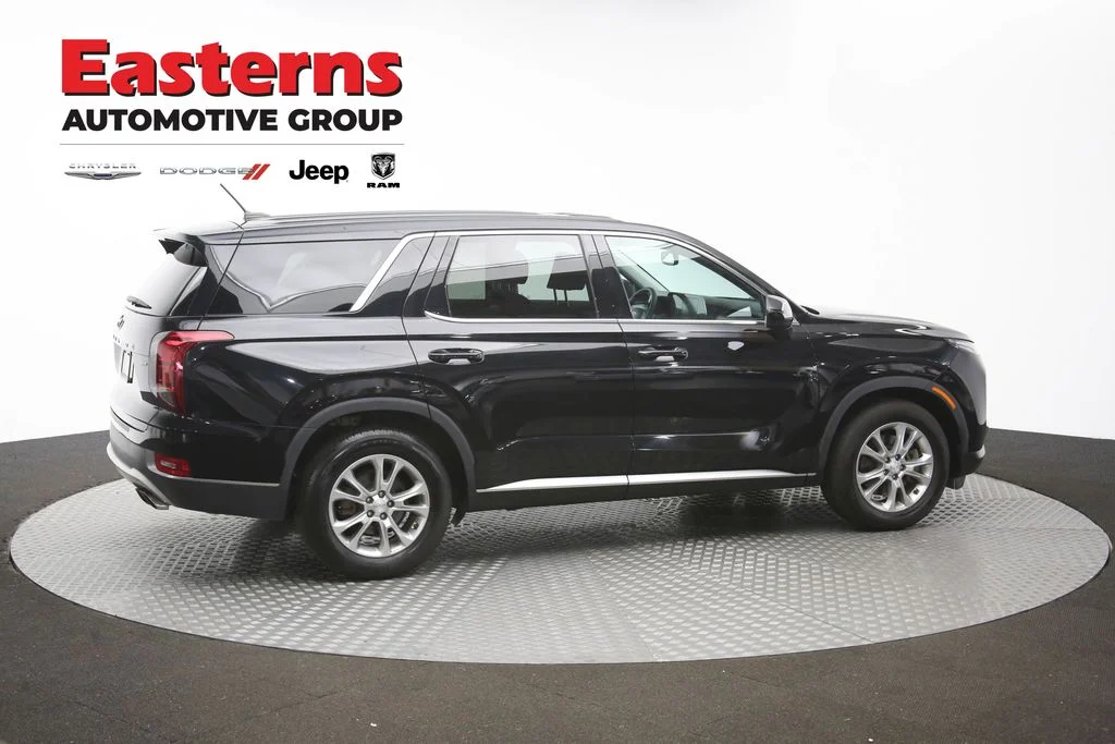 Used 2022 Black Hyundai SE image 45