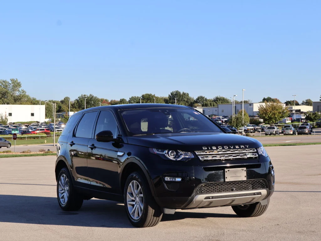 Used 2019  Land Rover  image 3
