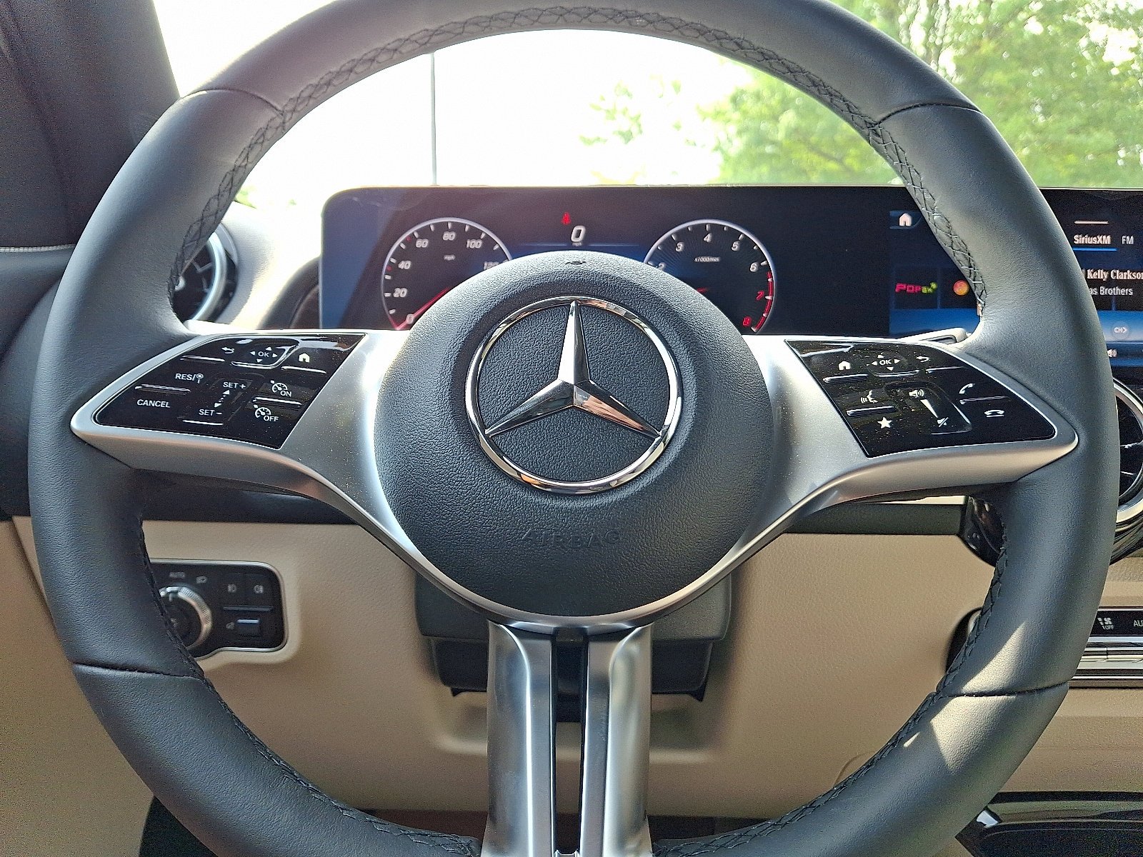 New 2026 Polar White Mercedes-Benz GLB 250 image 26