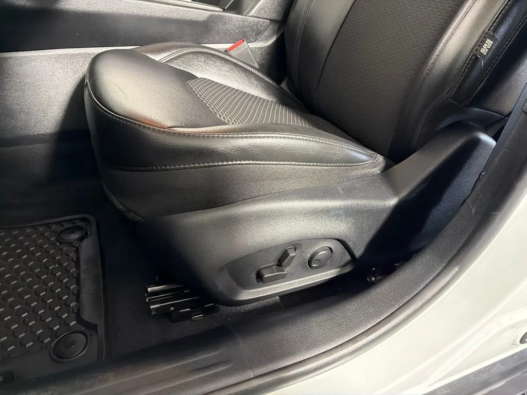 Used 2022 White Jeep Latitude image 11