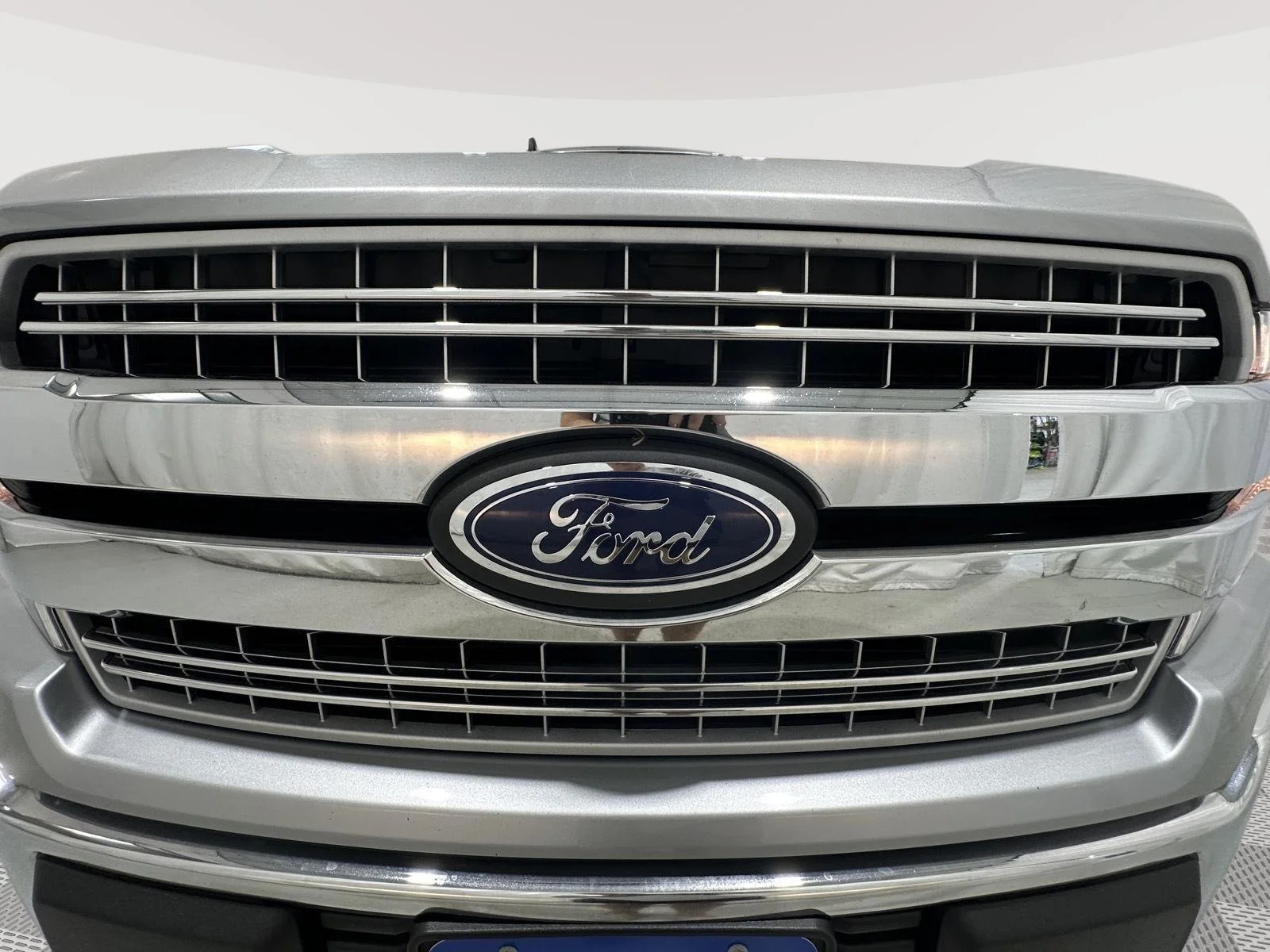 Used 2020 Iconic Silver Metallic Ford XL image 27