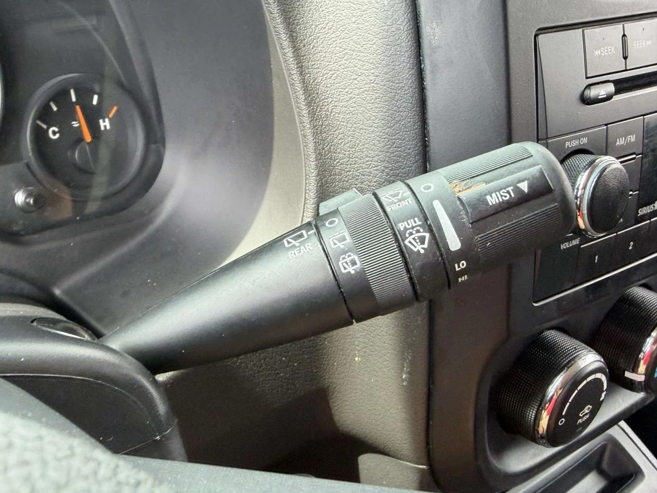 Used 2015 Granite Crystal Metallic Clearcoat Jeep Latitude image 33