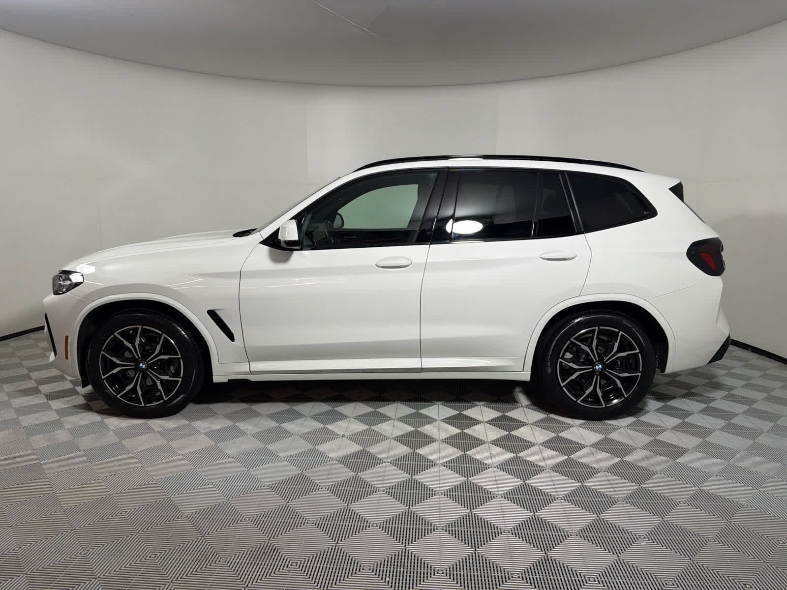 Used 2023 Alpine White BMW xDrive30i image 2