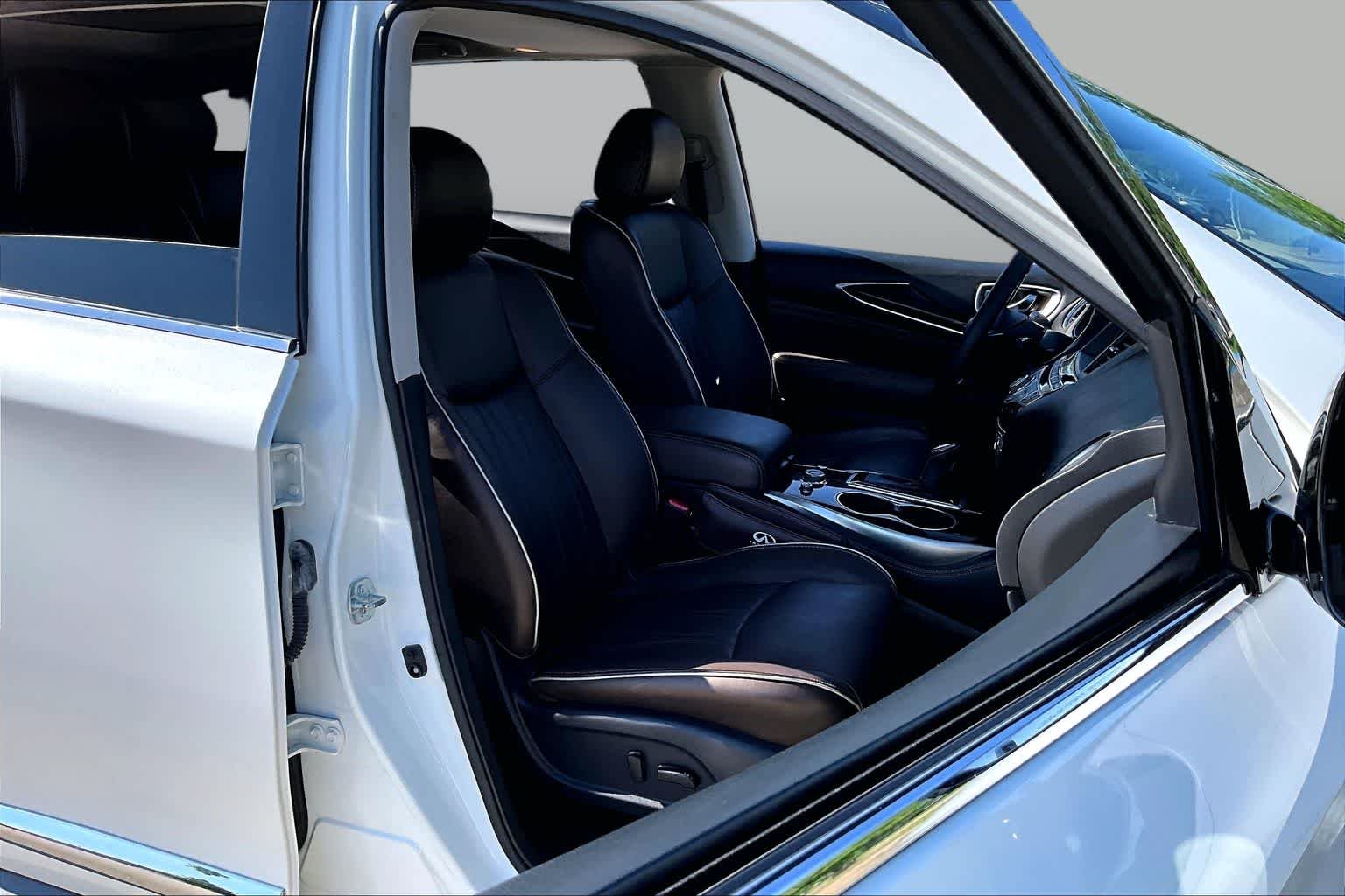Used 2020 Majestic White INFINITI LUXE image 9