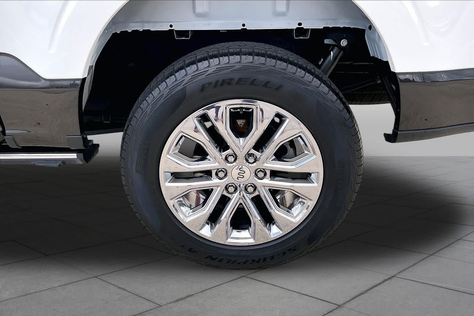 Used 2024 Star White Metallic Tri-Coat//Darkened Bronze Ford King Ranch image 11
