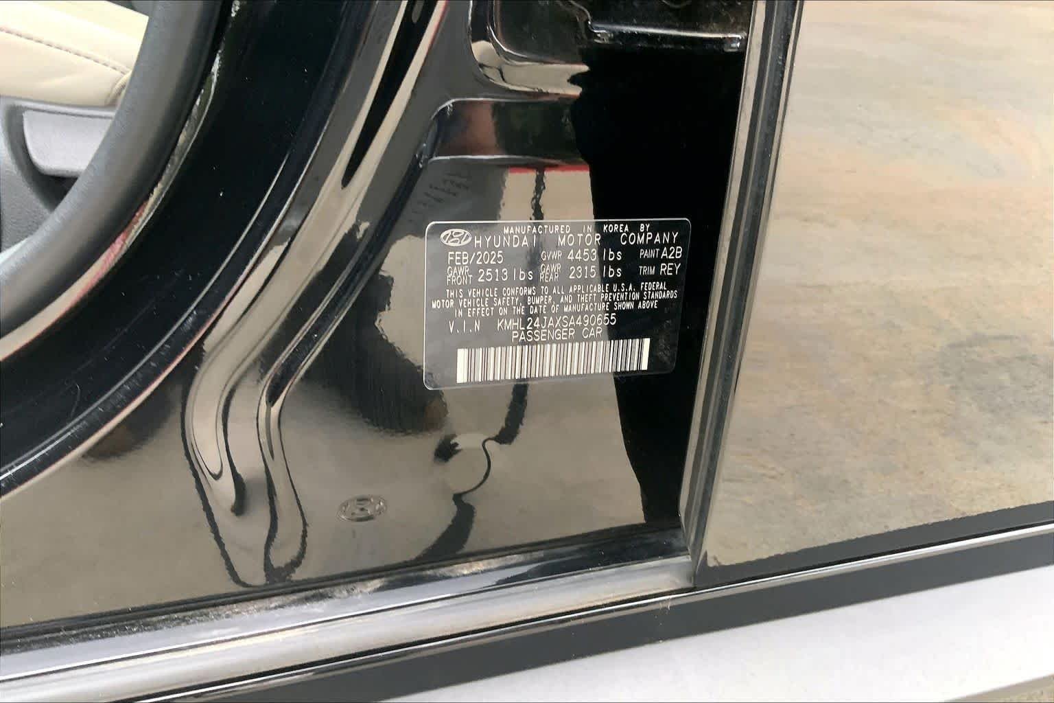 Used 2025 Abyss Black Hyundai SE image 33