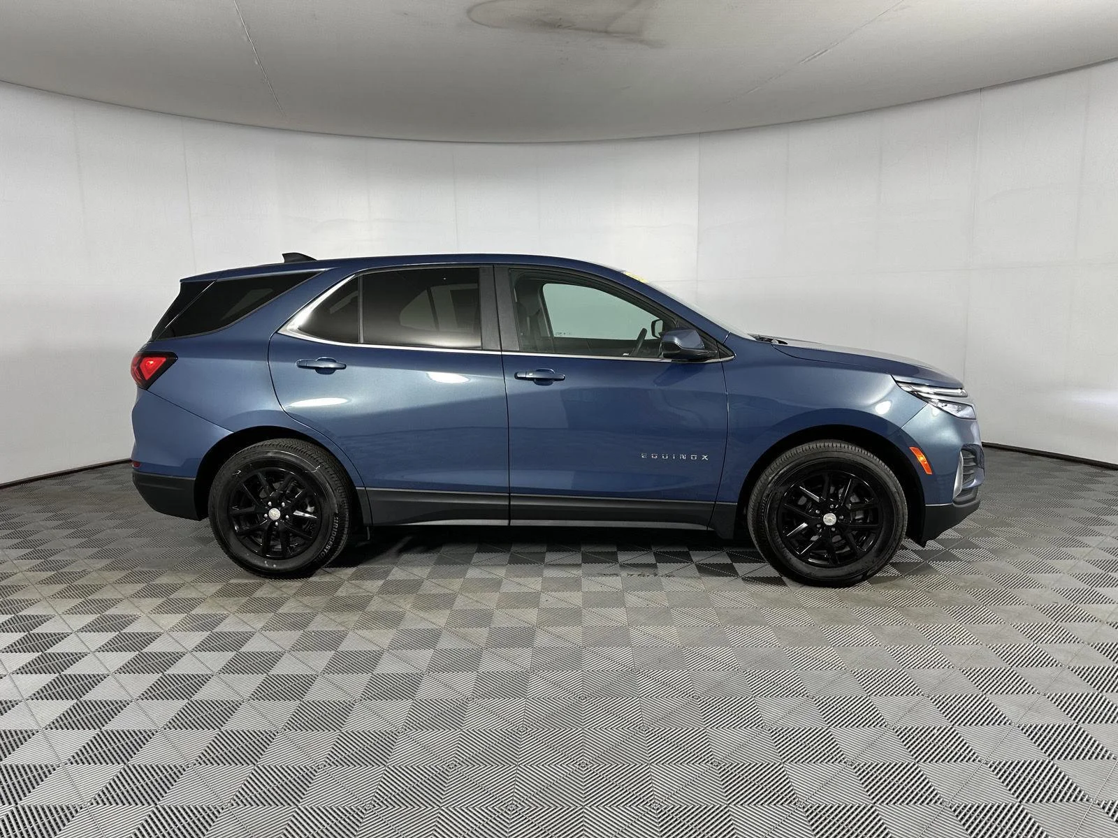 Used 2024 Lakeshore Blue Metallic Chevrolet LT image 4