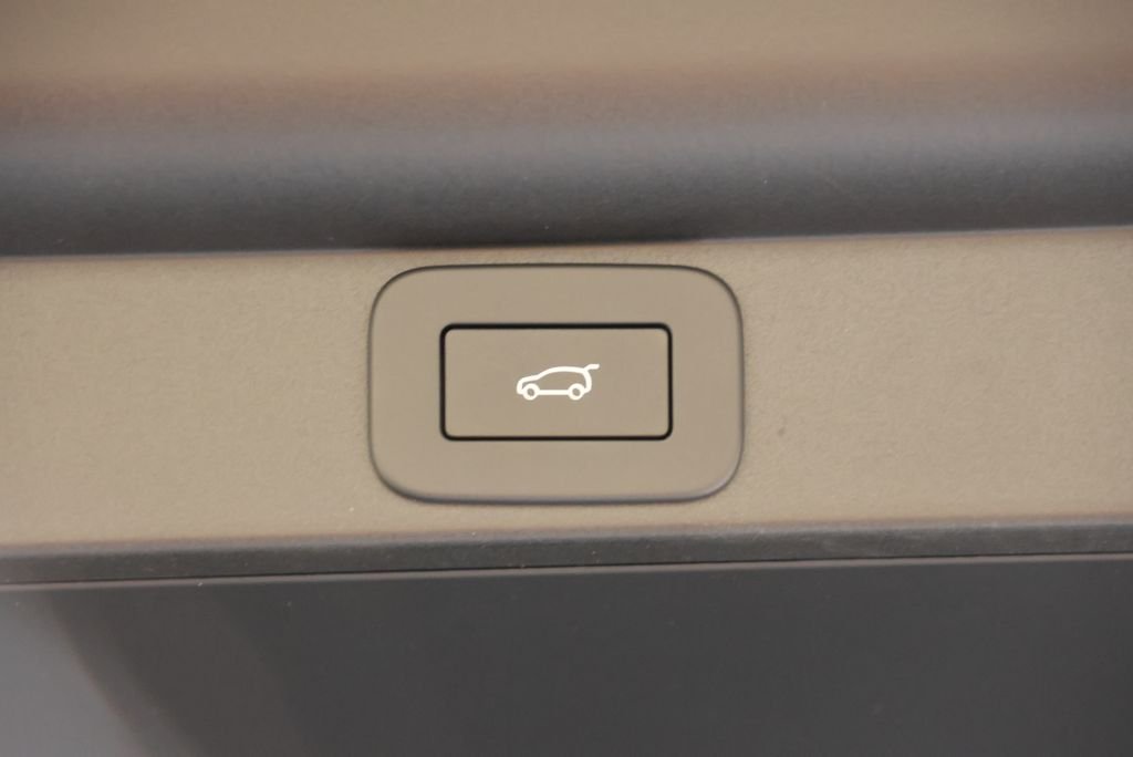New 2026 Carpathian Grey LAND ROVER SE image 48