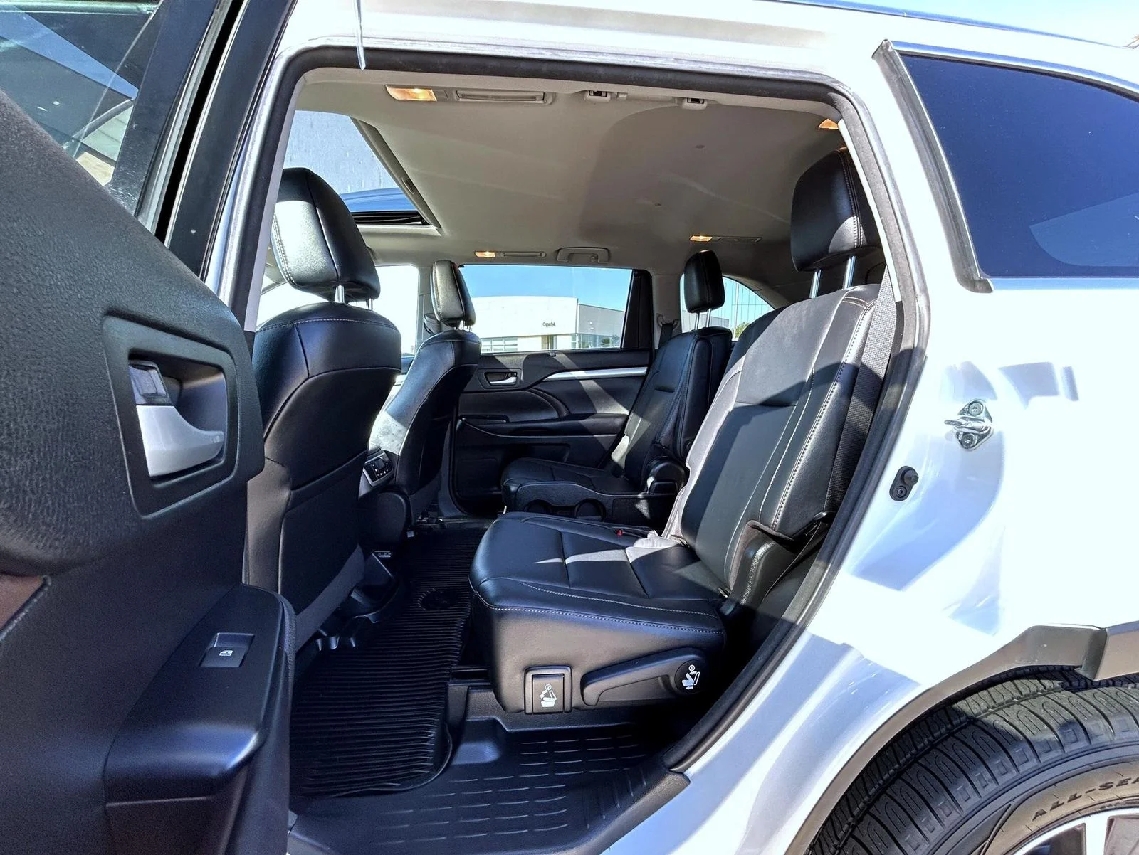 Used 2017 White Toyota XLE image 19