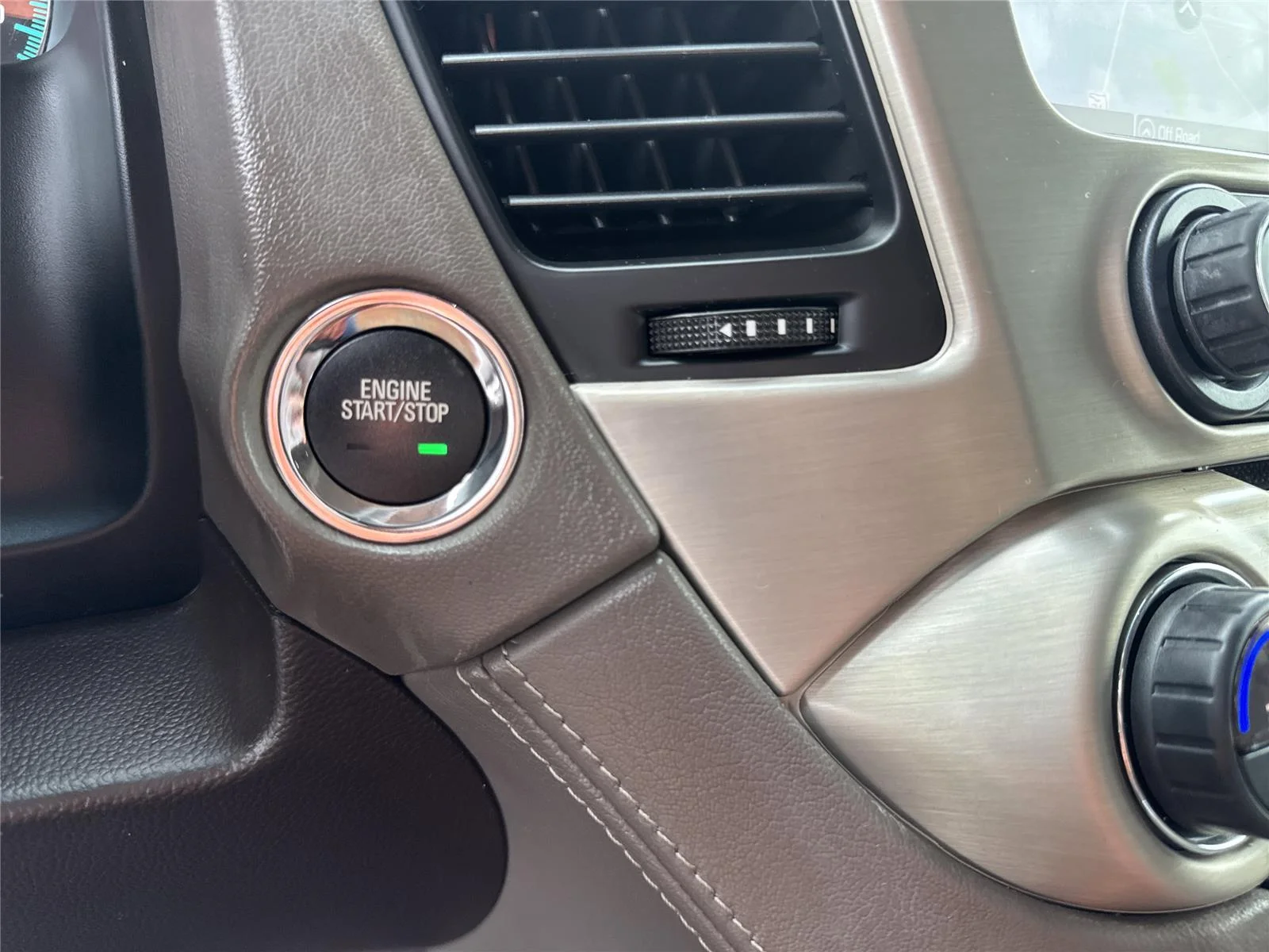 Used 2019 PEPPERDUST METALLIC GMC Denali image 28