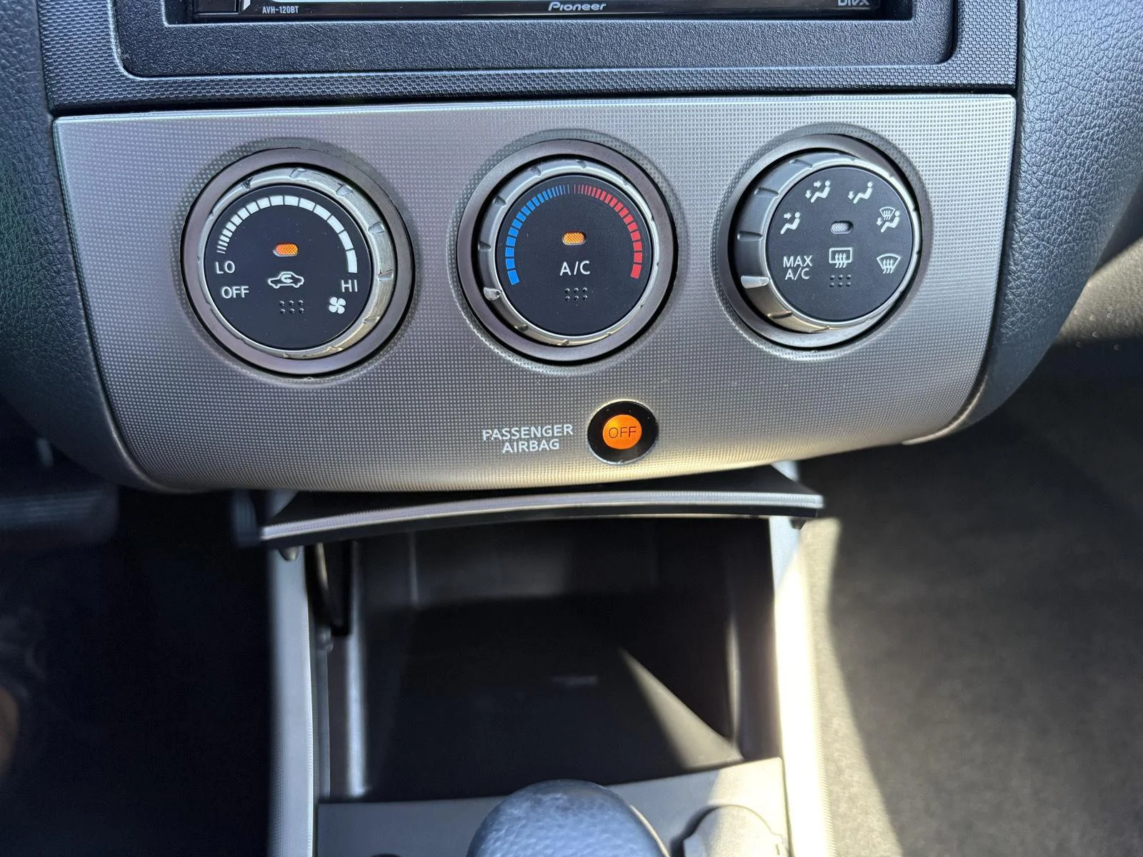 Used 2005 Smoke Metallic Nissan 3.5 SE image 28