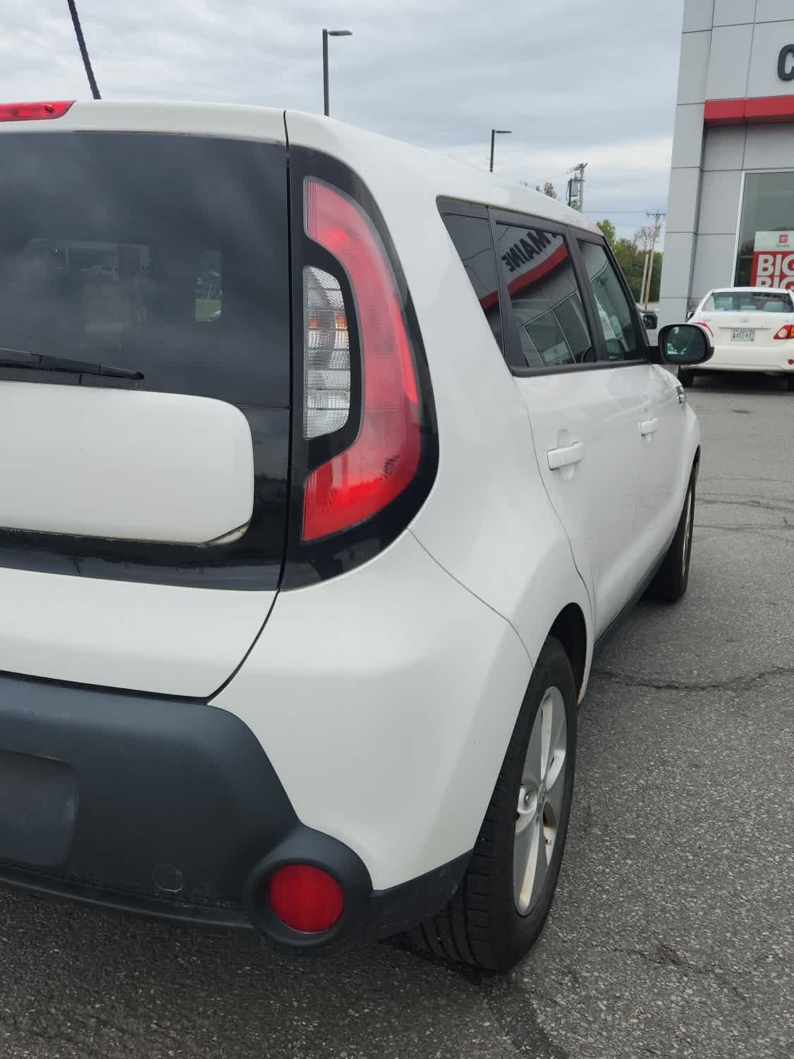 Used 2014 Clear White Kia Base image 3
