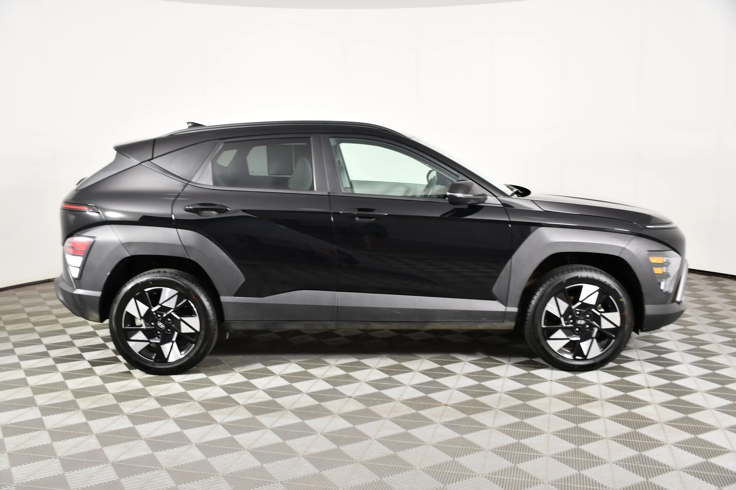 Used 2025 Abyss Black Pearl Hyundai SEL image 5