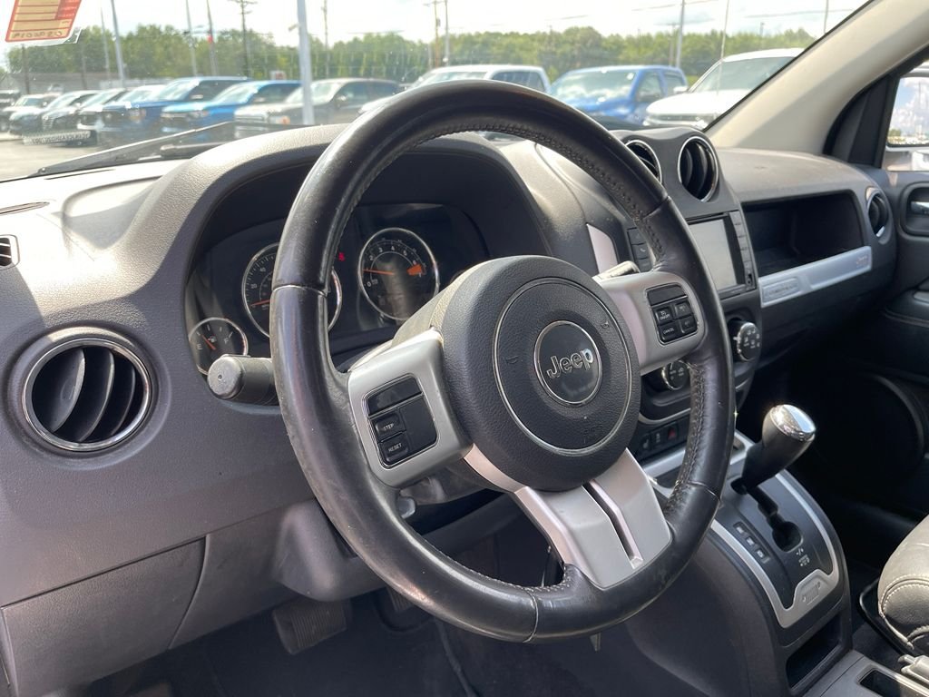 Used 2017 Bright White Clearcoat Jeep Latitude image 10