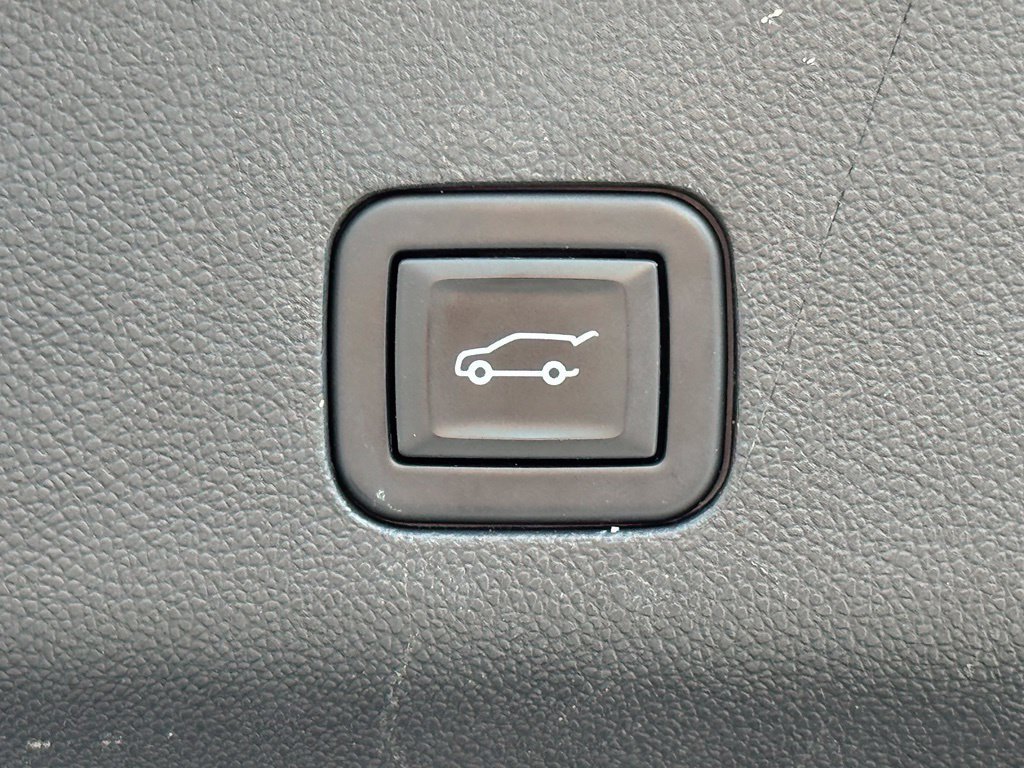 Used 2021 CRYSTAL WHITE TRICOAT Cadillac Sport Platinum image 38