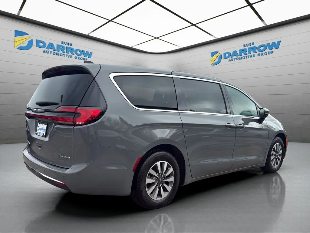 Used 2023 White Chrysler Touring L image 5