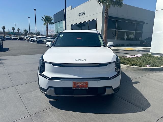 New 2026 Glacial White Kia Wind AWD image 31