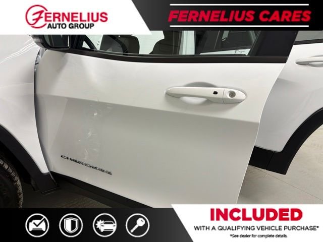 Used 2022 White Jeep Latitude Lux image 12