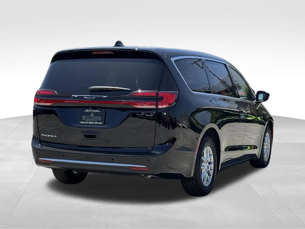 New 2027 Diamond Black Crystal Pearl-Coat Exterior Paint Chrysler Select image 8