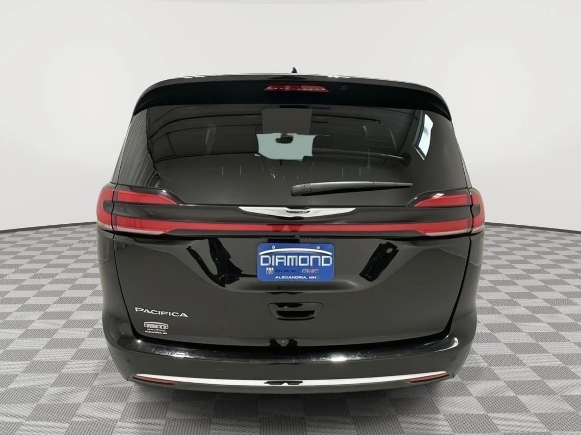 Used 2025 Diamond Black Crystal Pearlcoat Chrysler Select image 4