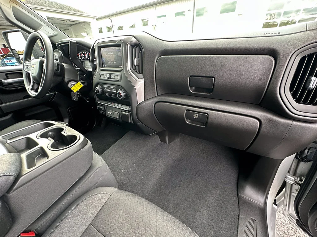 Used 2022 Silver Chevrolet Custom image 28