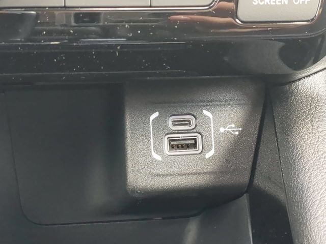 New 2026 Bright White Clearcoat Jeep Latitude image 26
