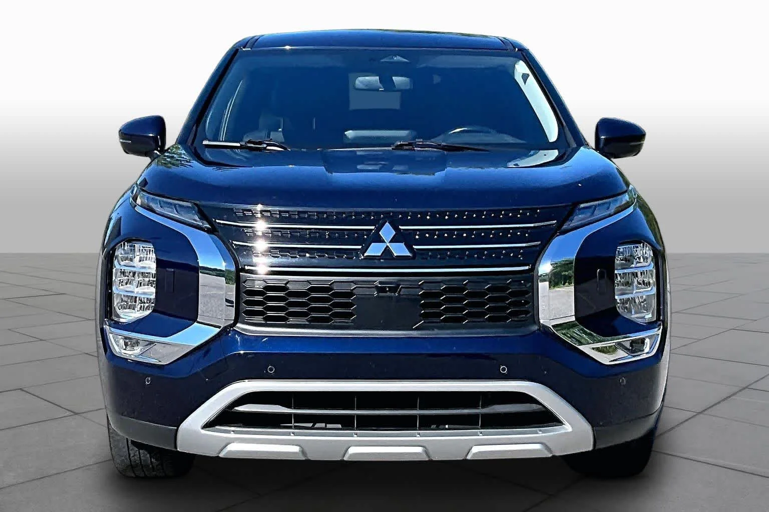 Used 2025 Cosmic Blue Metallic Mitsubishi SE image 4