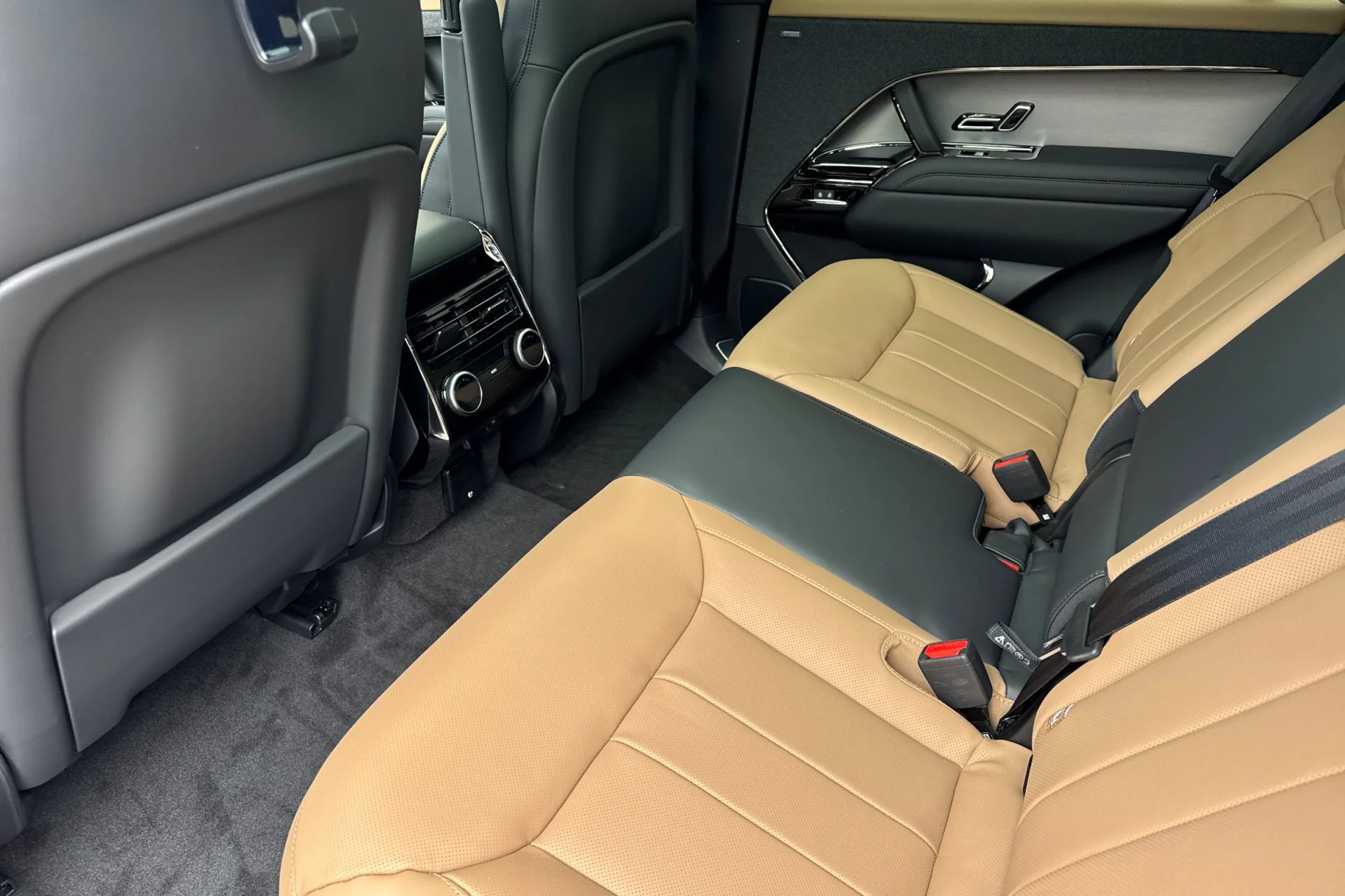 New 2026 Borasco Grey Land Rover Dynamic SE image 4