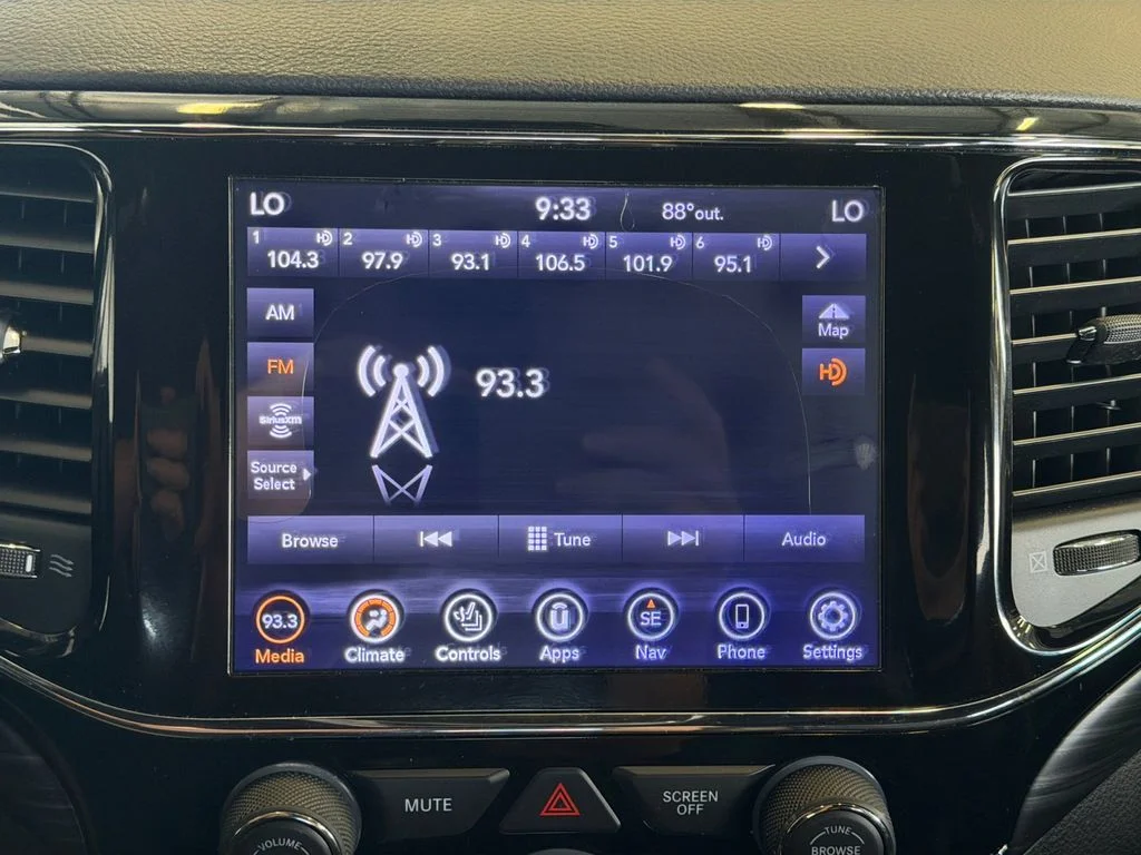 Used 2020 White Jeep Altitude image 21