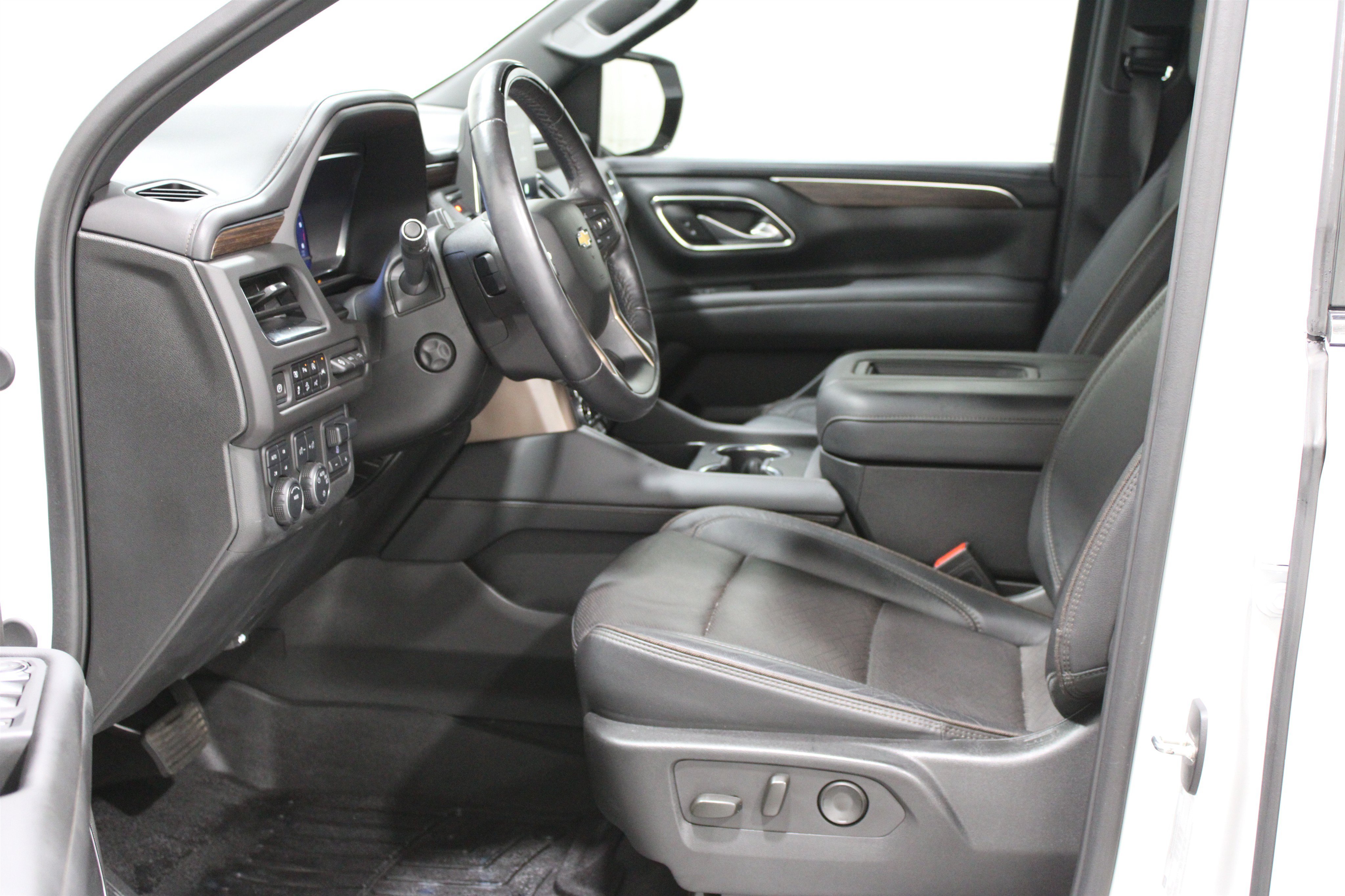 Used 2024 Iridescent Pearl Tricoat Chevrolet High Country image 3