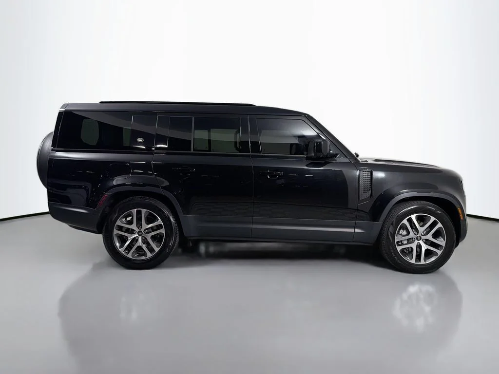 Used 2023 Santorini Black Metallic Land Rover SE image 4