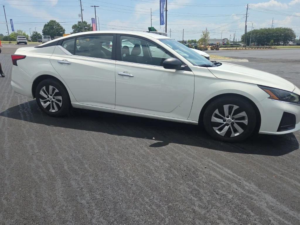 Used 2025 White Nissan 2.5 S image 16