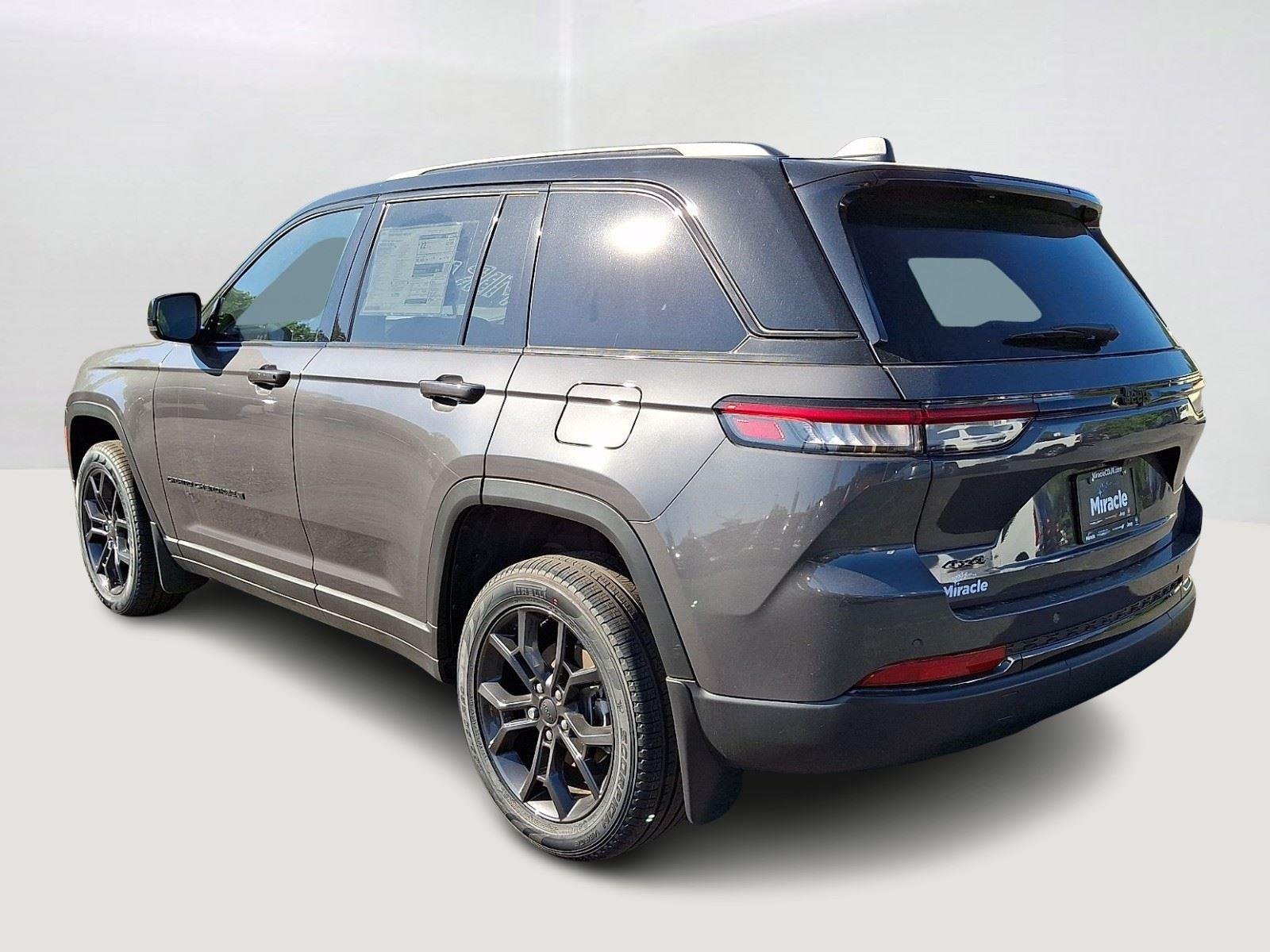 New 2025 Baltic Gray Metallic Clear-Coat Exterior Paint Jeep Limited image 5