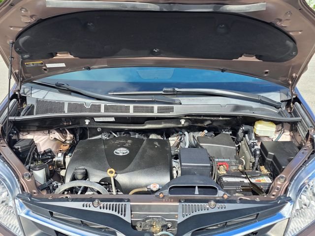 Used 2018 Walnut Toyota LE image 13