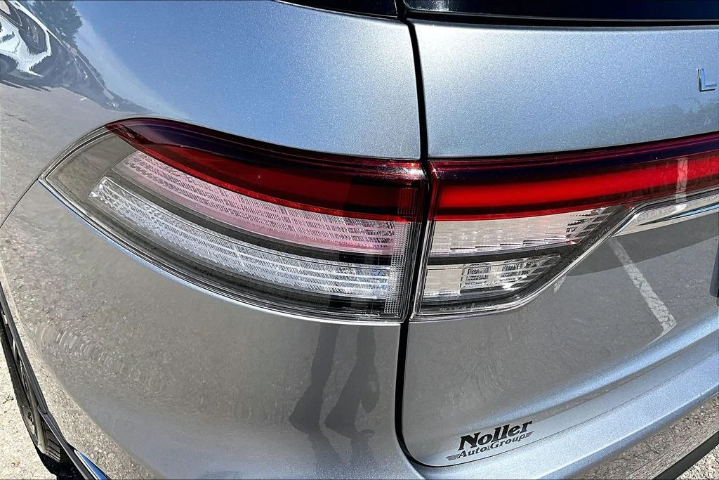Used 2020 Radiance Metallic Lincoln Reserve image 31