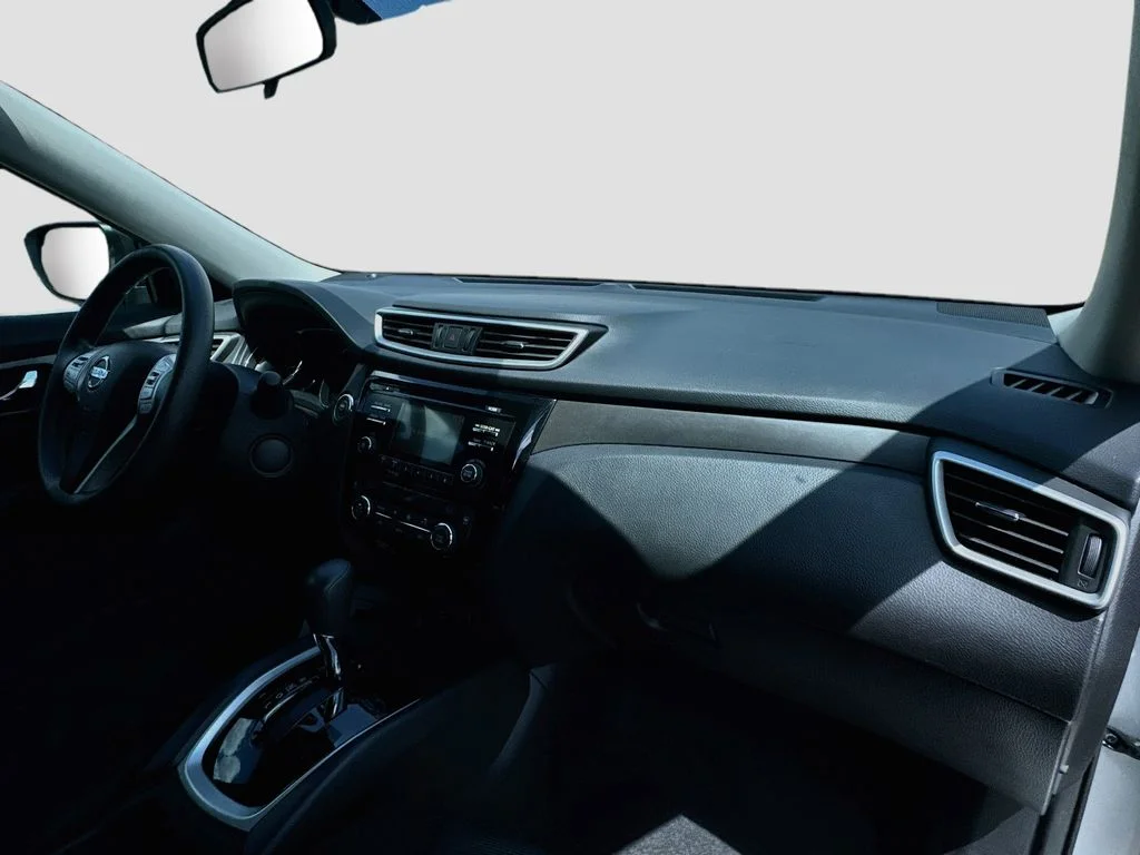 Used 2014 Silver Nissan SV image 34