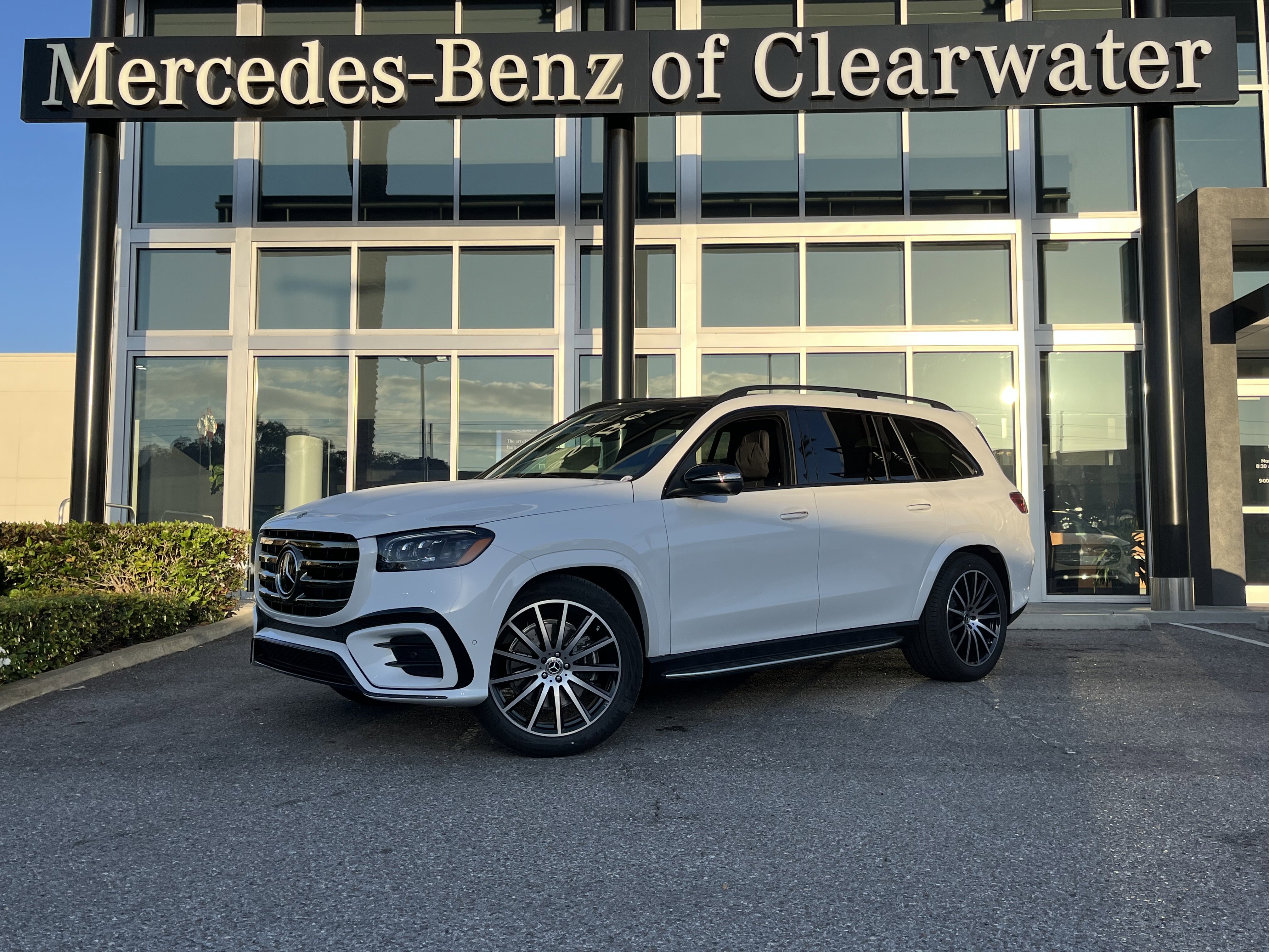 New 2026 MANUFAKTUR Moonlight White Metallic Mercedes-Benz GLS 580 image 1