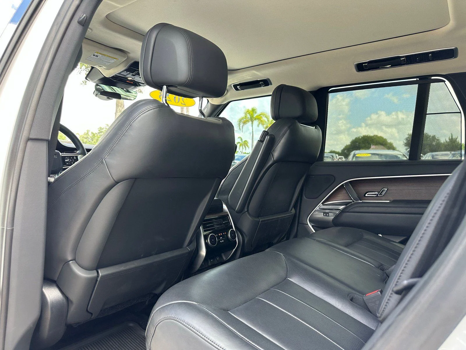 Used 2023  Land Rover SE image 18